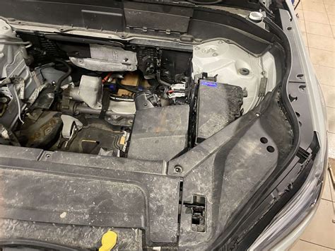 Automobilio saugiklių bloko vieta po variklio dangčiu ir po vairu