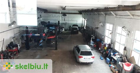 Automobilis autoservise ant keltuvo atliekant diagnostiką