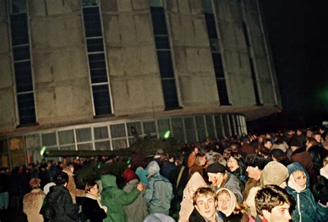 Teminė nuotrauka: žmonių minia prie Vilniaus televizijos bokšto 1991 m. sausio 13 d.