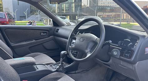 automobiliai su vairu dešinėje pusėje Didžiosios Britanijos kelyje