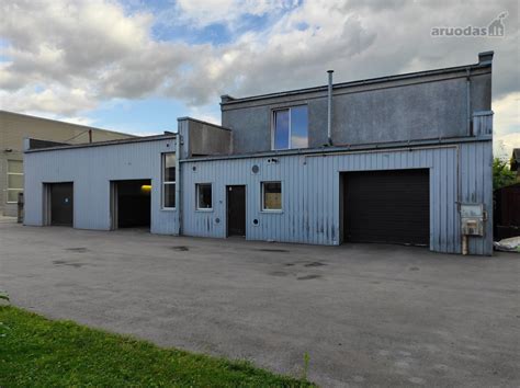 Automobilių serviso patalpos su Volkswagen automobiliu