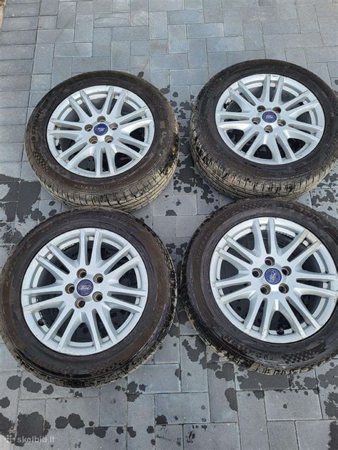 Ford Focus su skirtingų tipų ratlankiais