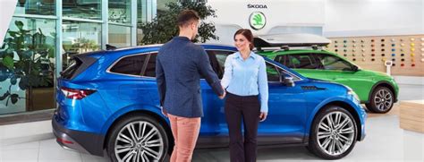 Tematinė iliustracija su automobilio garantijos knygele