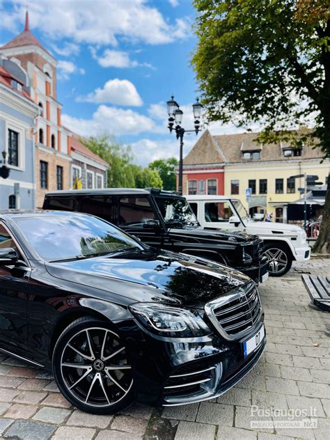 Tematinė nuotrauka: Prabangus automobilis su vairuotoju Kopenhagos gatvėje