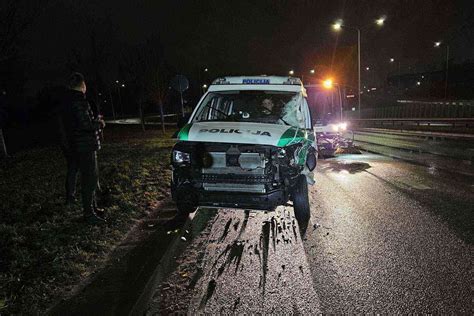 Tematinė nuotrauka su automobilio avarija ir policijos pareigūnais