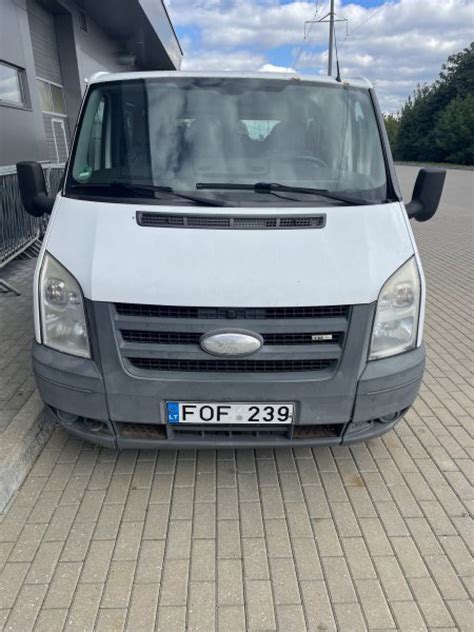 Nuotrauka Ford Transit automobilio su atidarytu bagažo skyriumi, pilnu įvairių autodalių