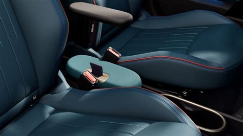 Seat Alhambra interjeras, pabrėžiant erdvumą ir sėdynių konfigūracijas