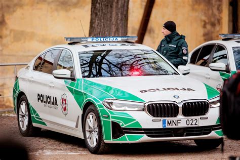automobilis BMW, policijos automobilis, socialinių tinklų įžymybė Laurynas, eismo patikrinimas
