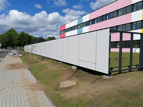 Įvairios metalinės konstrukcijos, padengtos antikoroziniais dažais, demonstruojančios apsaugą nuo aplinkos poveikio.