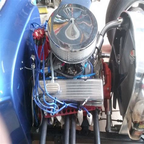 Schematinis automobilio degalų sistemos pavaizdavimas, rodantis kuro bako, siurblio, filtrų ir purkštukų jungtis.