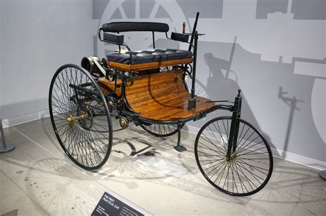 Istorinė laiko juosta su iliustruotais „Benz Patent Motorwagen“, „Silver Ghost“ ir „VW Beetle“ modeliais