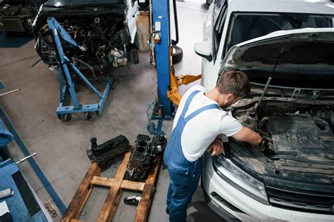 Tematinė nuotrauka, vaizduojanti autoservisą ir automobilių remontą