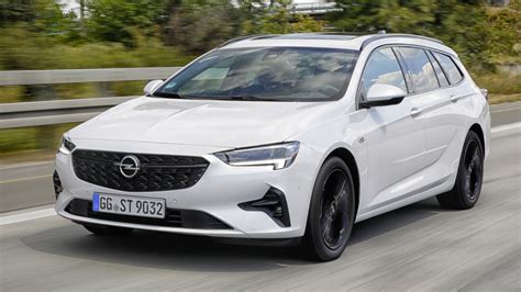 Tematinė nuotrauka: Opel Insignia A Sports Tourer važiuoklė su pabrėžtais pakabos elementais.