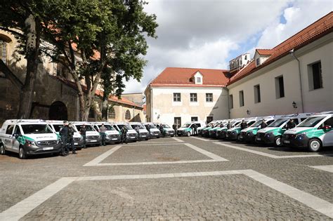 Ugniagesių vairuojamų tarnybinių automobilių iliustracija