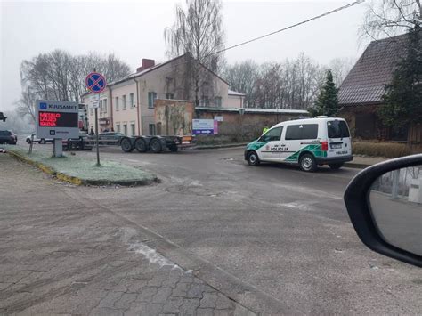 Tematinis foto: automobilis, įvažiavęs į pastato duris, aplink avarinės tarnybos