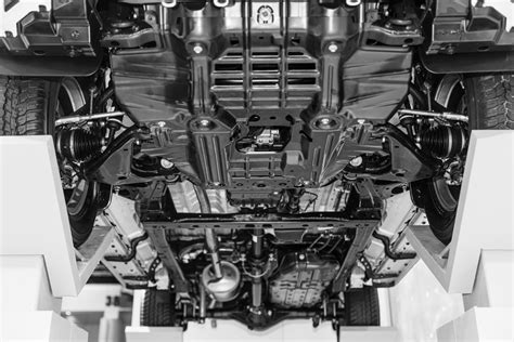 Automobilio važiuoklė su pažymėtais šarnyrais ir guoliais