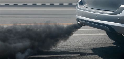 automobilis dūmina juodais dūmais