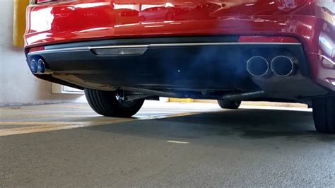 automobilis dūmina mėlynais dūmais