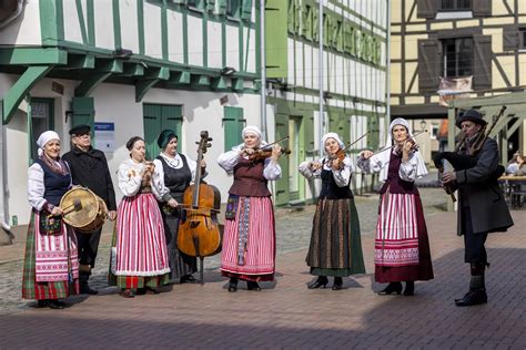Tematinė nuotrauka: muzikantai scenoje su instrumentais
