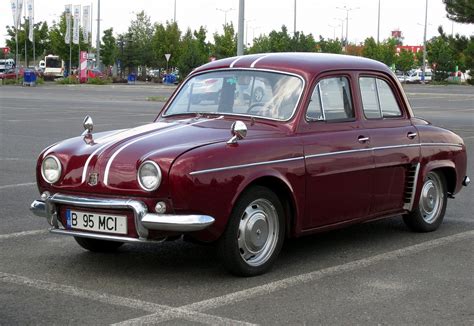 Tematinė nuotrauka: senas automobilis Pasvalio mieste