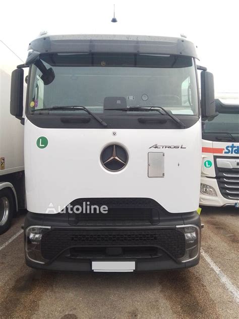 „Mercedes-Benz Actros“ vilkiko išorės vaizdas kelyje