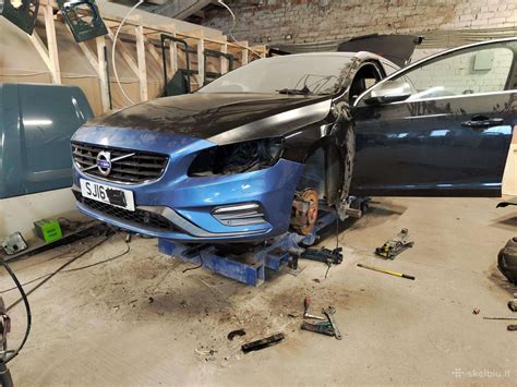Tematinė nuotrauka: automobilis po avarijos, atliekamas kėbulo remontas