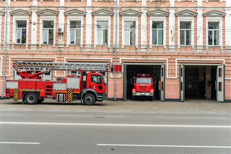 Teminė nuotrauka: autoserviso darbuotojai gesina gaisrą