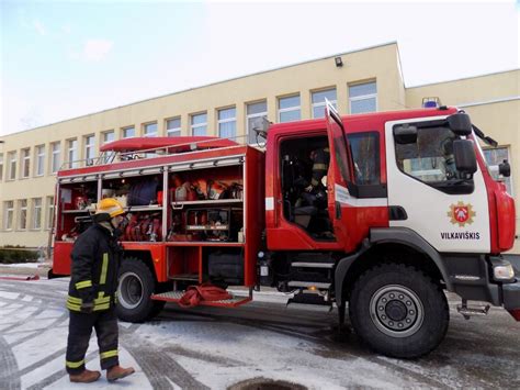 Teminė nuotrauka: autoserviso darbuotojai mokosi priešgaisrinės saugos