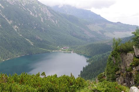 Vaizdas į Morskie Oko ežerą su Tatrų viršūnėmis fone