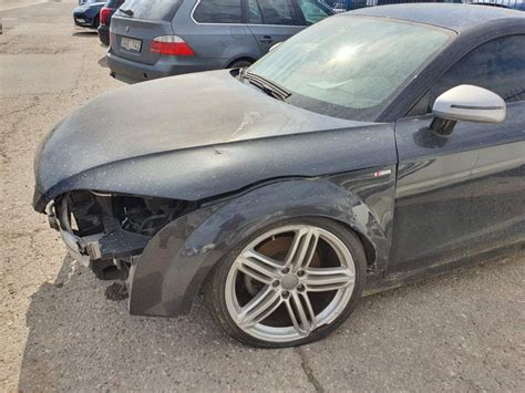 Teminė nuotrauka: automobilio kėbulo pažeidimai po avarijos
