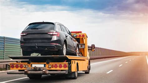 Tema: Automobilis kelyje, saulėlydis, tolimas horizontas