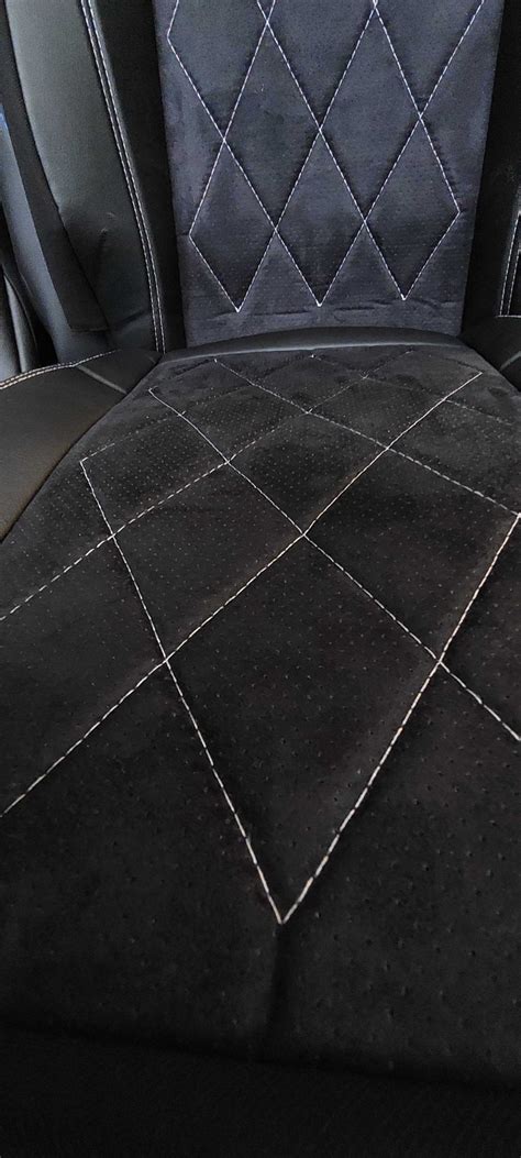 Nuotraukų koliažas, demonstruojantis skirtingas medžiagas (oda, alkantara, veliūras, vinilas, kailis) automobilių sėdynių užvalkalams