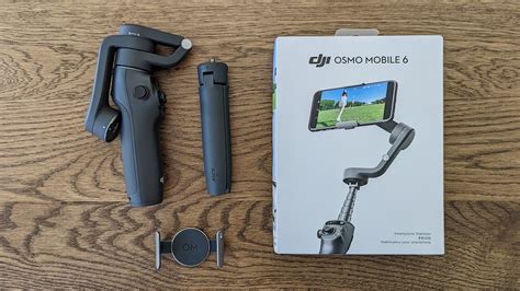 DJI Osmo Mobile 6 stabilizatoriaus nuotrauka su ištiestu prailginimo strypu