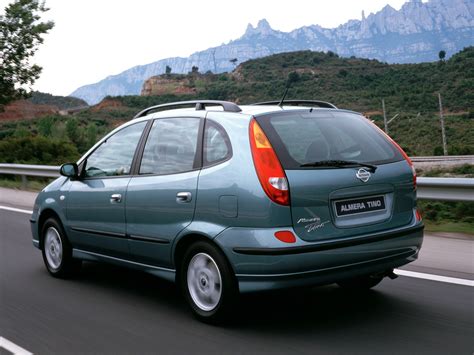 Nissan Almera Tino 2004 metų modelio išorės nuotrauka