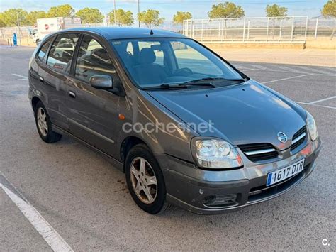 Nissan Almera Tino interjero vaizdas su daiktiadėžėmis