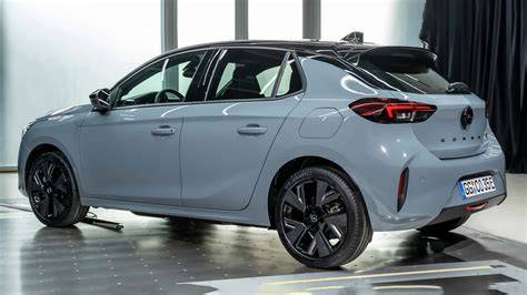 Infografika: Opel Corsa C variklių įvairovė ir jos įtaka degalų sąnaudoms