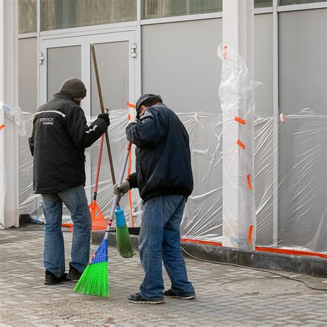 Žmogus, atliekantis viešuosius darbus, pavyzdžiui, tvarkantis aplinką