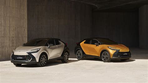 Toyota C-HR modernaus salono interjero nuotrauka su apšvietimu ir skaitmeniniu skydeliu