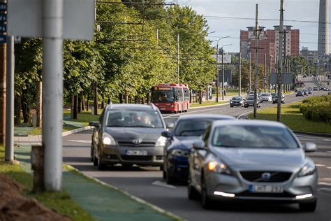 infografika su bendra statistika apie automobilių techninės apžiūros rezultatus ir gedimų procentinę dalį