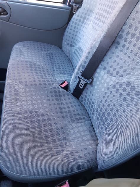 Scheminis šarnyrinės transporto priemonės vaizdas, iliustruojantis jos dviejų sekcijų konstrukciją ir vikšrinę sistemą