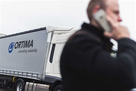 Teminė nuotrauka: transporto vadybininkas dirba prie kompiuterio, stebi krovinio judėjimą