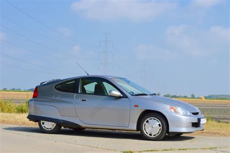 Schema salono saugiklių dėžės Honda Insight ZE1 su paaiškinimais ir saugiklių išdėstymu.