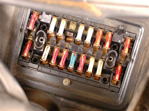 Scheminis brėžinys su variklio skyriaus saugiklių ir relių dėžučių padėtimi Honda Insight.