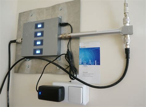 Diagrama, iliustruojanti CB antenos montavimo poziciją ir ryšio signalo stiprumo priklausomybę nuo kampo