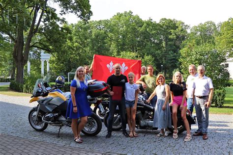 Motociklininkai starto vietoje prieš BMW Mototurizmo Sprinto ralį