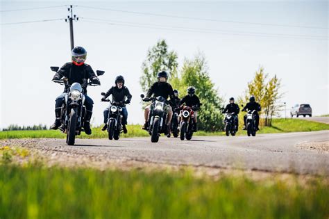Motociklininkų komanda atliekanti užduotis istoriniame objekte