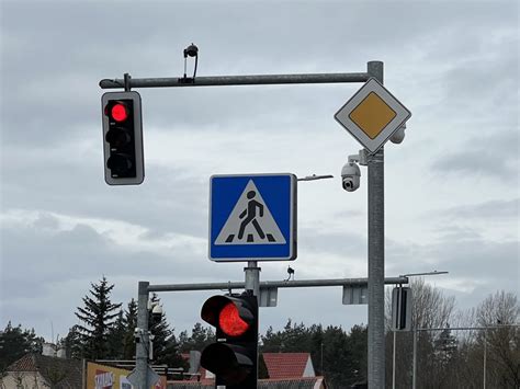 Teminis paveikslėlis, vaizduojantis vairuotojus, bendraujančius gestais kelyje, įskaitant avarinį signalą ir rankos mostą.