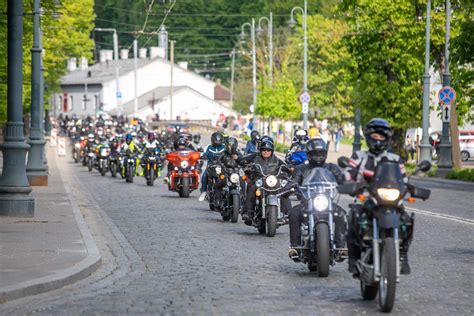 Motociklininkų instruktorius, demonstruojantis saugaus važiavimo technikas