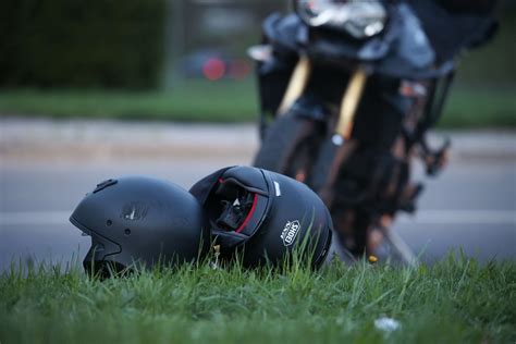 Motociklininkas, dėvintis visą saugos įrangą