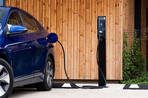 Nuotrauka, iliustruojanti SPARK elektromobilį ir jo įkrovimo stotelę